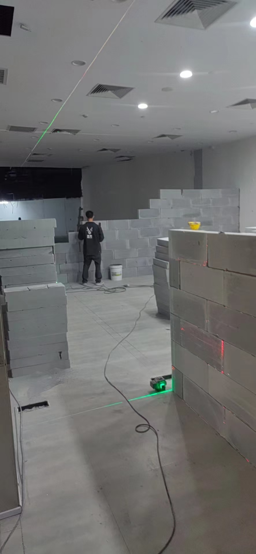 轻质砖墙体砌筑场景